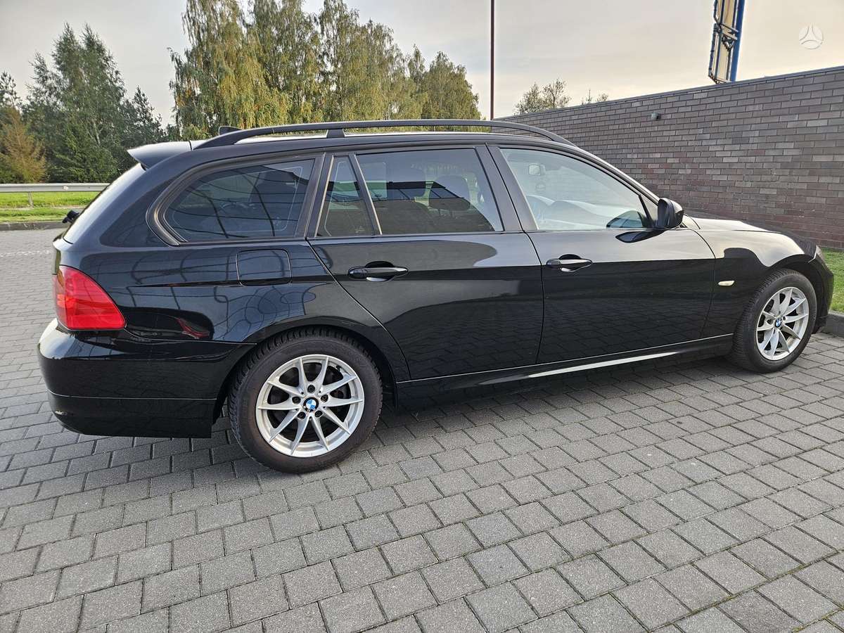 BMW 320 2011 — салон