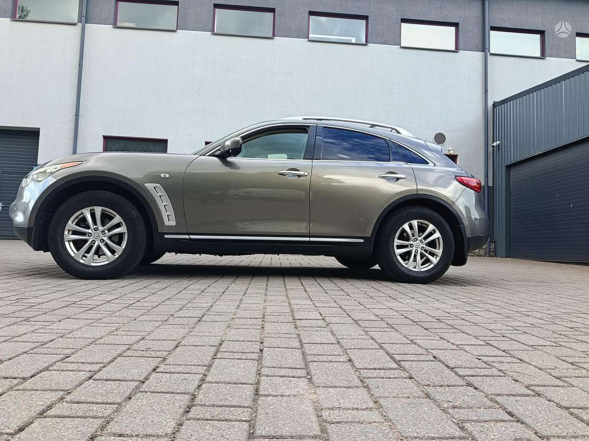 Infiniti FX35, 2010