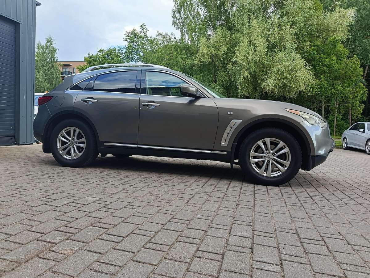 Infiniti FX35 2010 — rear view