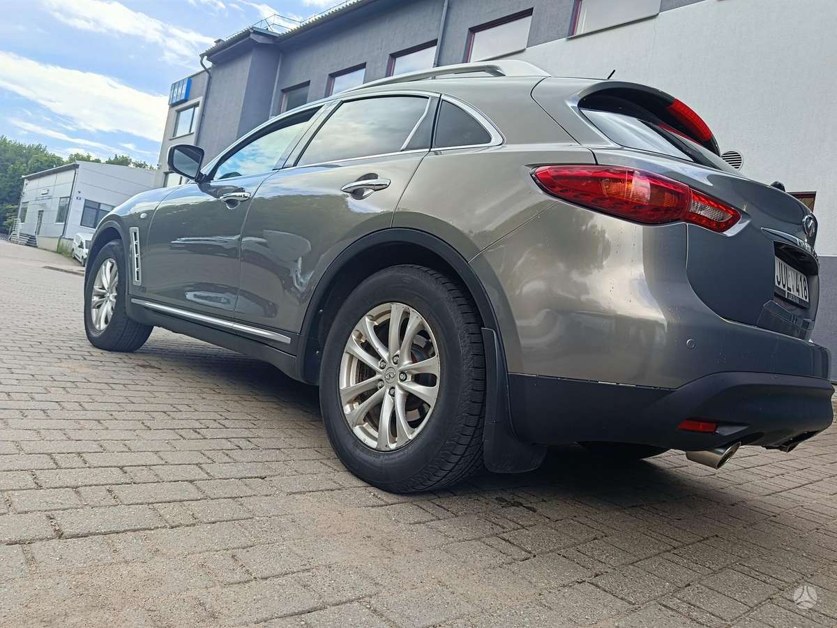 Infiniti FX35 2010 — engine 3500 cm³, 303 HP (223kW)