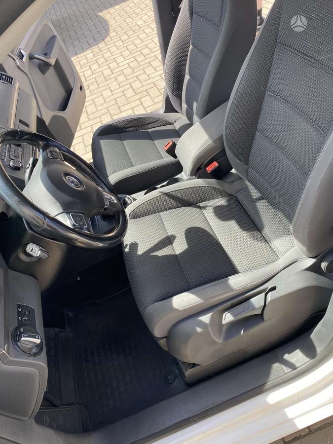 Volkswagen Touran 2011 — engine 1598 cm³, 105 HP (77kW)