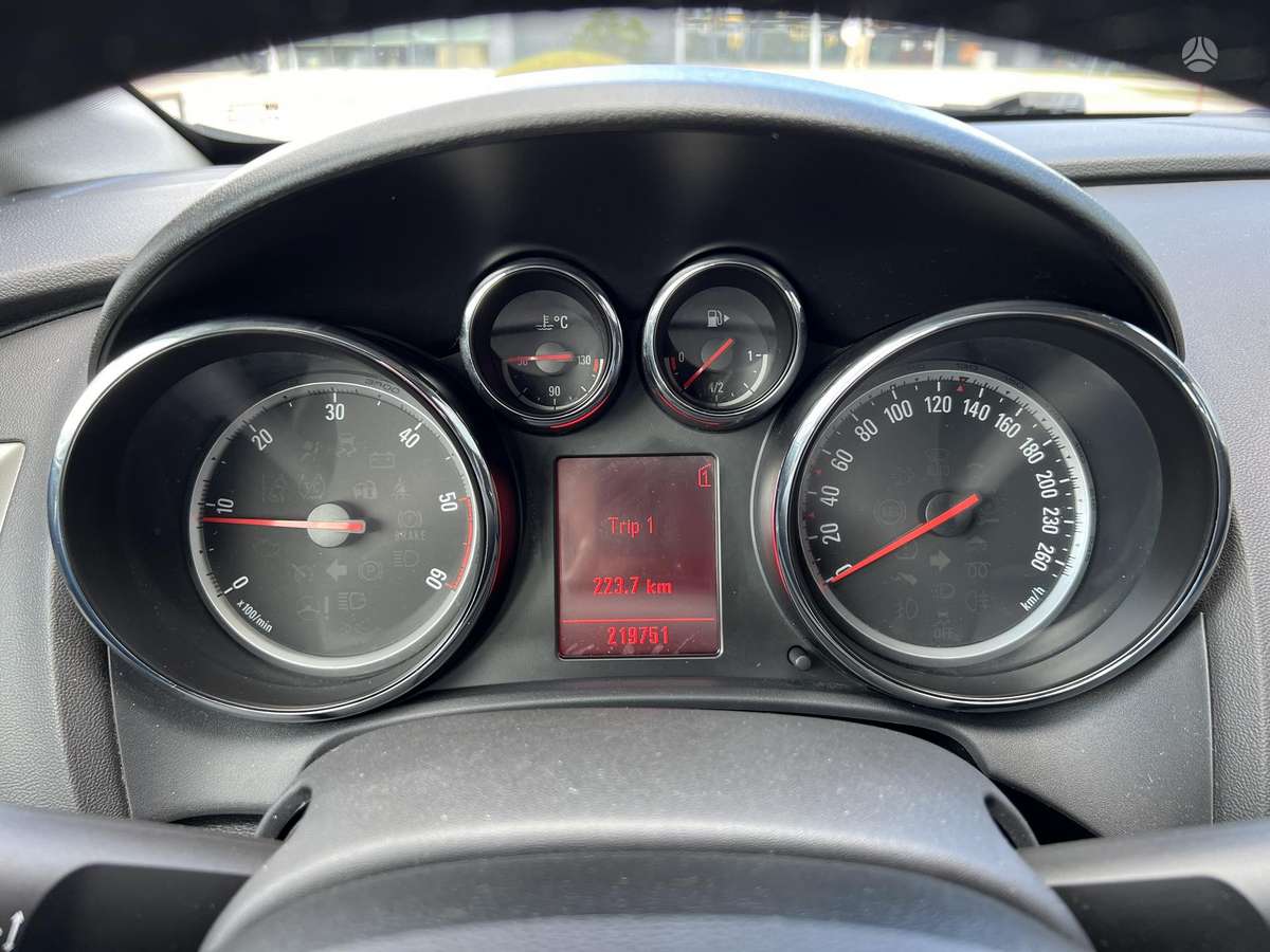 Opel Astra 2011 — photo 10