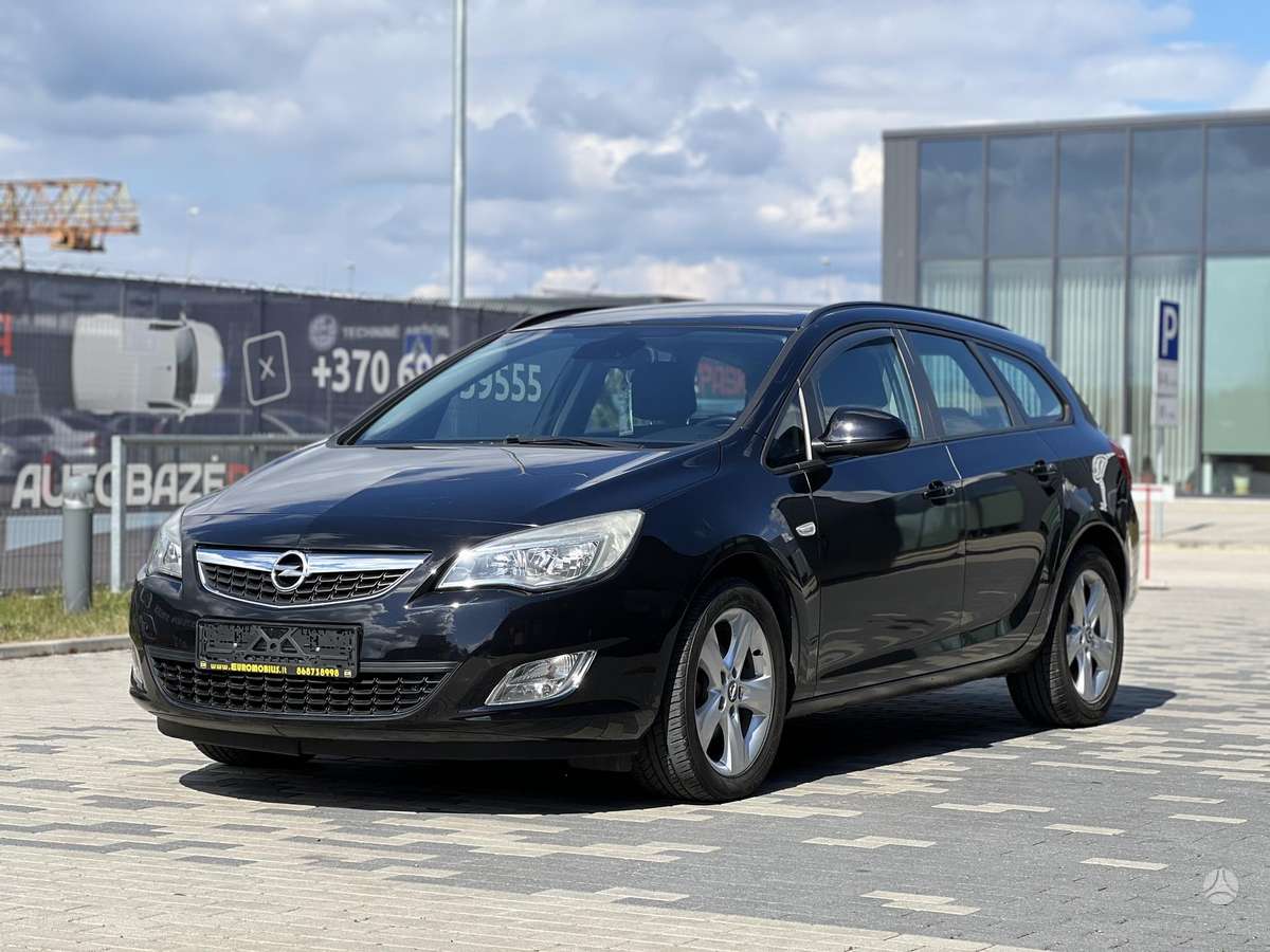 Opel Astra 2011 — rear view