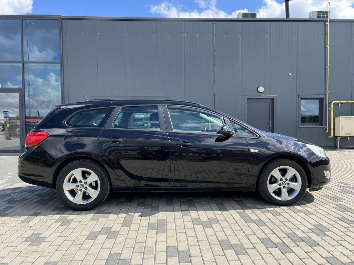 Opel Astra 2011 — engine 1686 cm³, 110 HP (81kW)