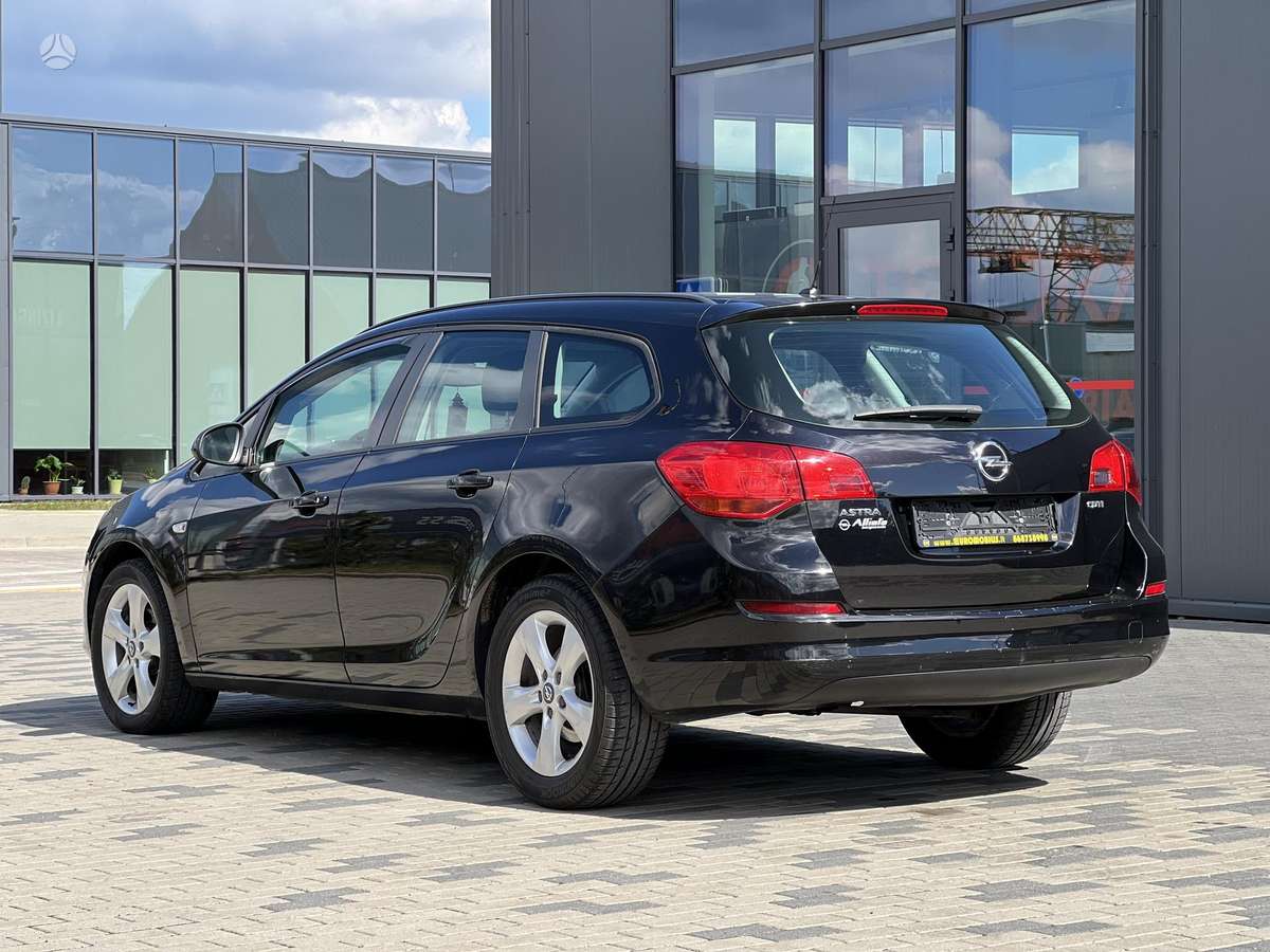 Opel Astra 2011 — photo 8