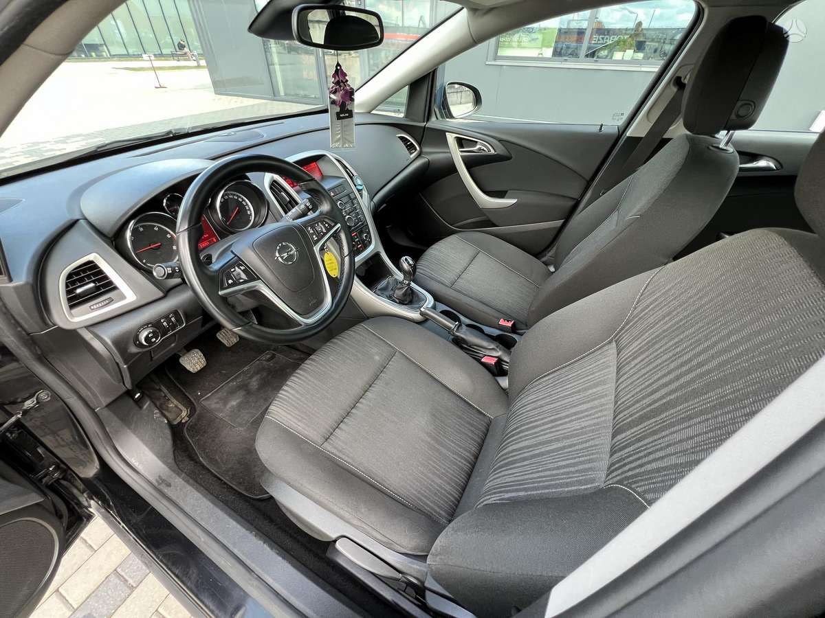 Opel Astra 2011 — photo 9