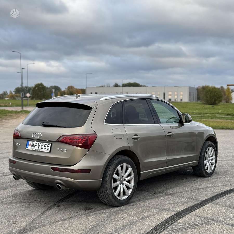 Audi Q5 2010 — interior
