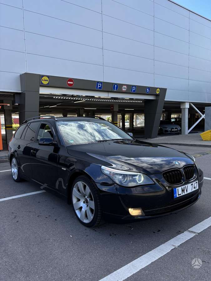 BMW 525 2007 — салон