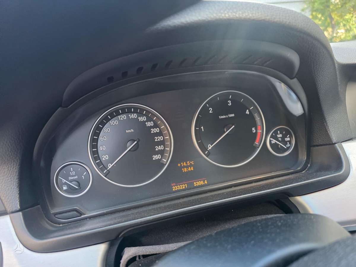 BMW 520 2010 — photo 11