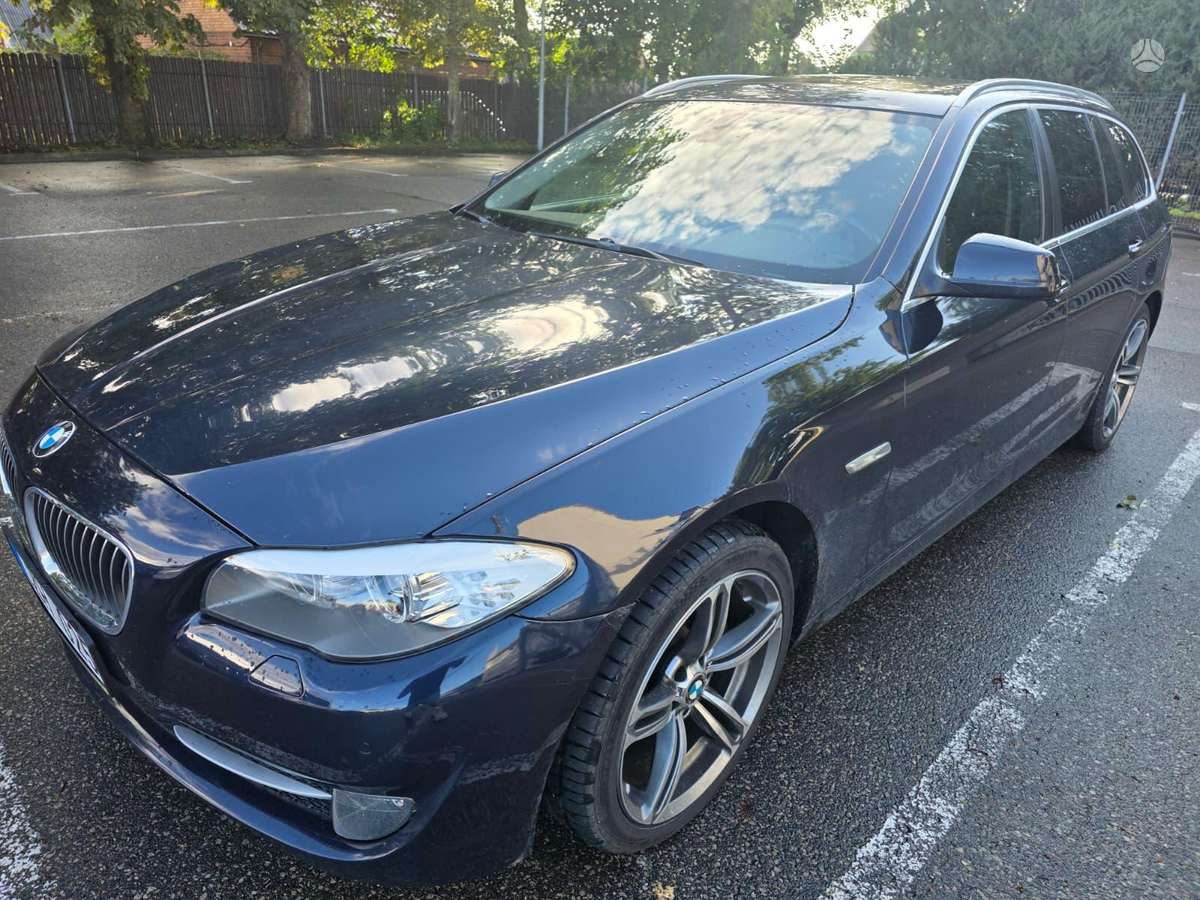 BMW 520 2010 — rear view
