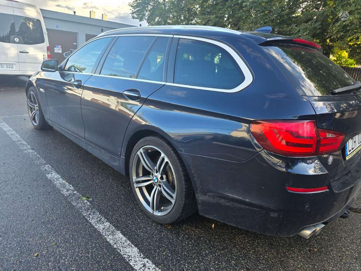 BMW 520 2010 — interior