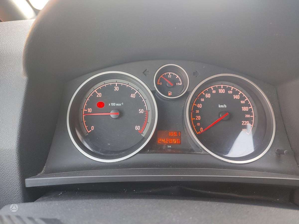 Opel Zafira 2011 — photo 10