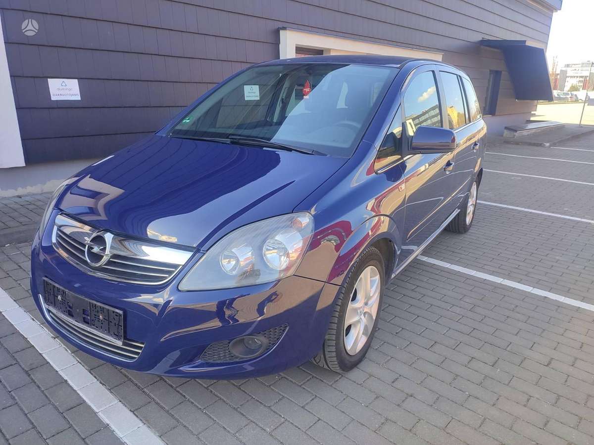Opel Zafira 2011 — rear view