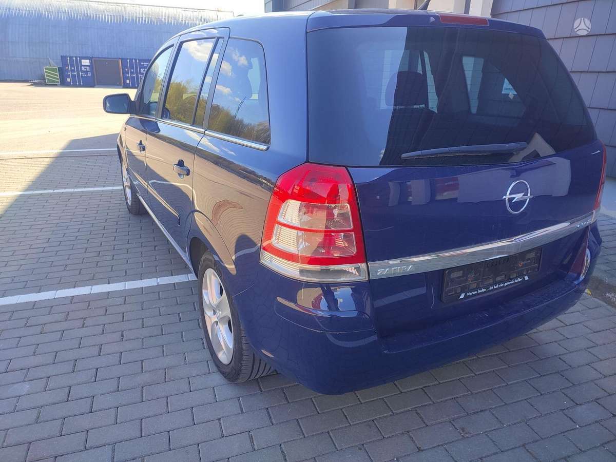 Opel Zafira 2011 — interior