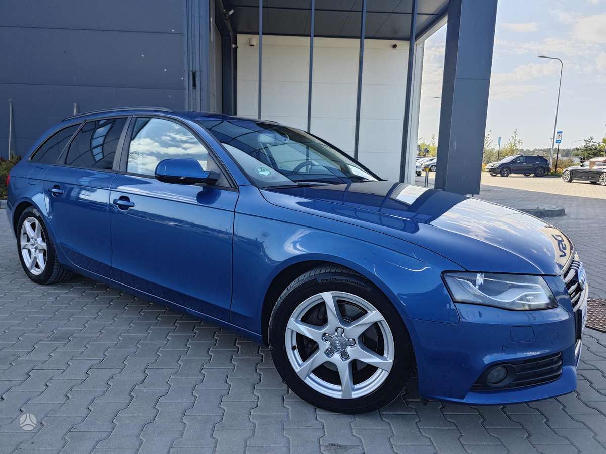 Audi A4 2011 — салон