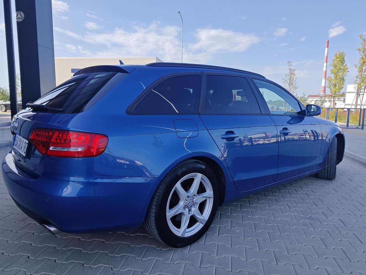 Audi A4 2011 — двигун 3000 cm³, 239 HP (176kW)