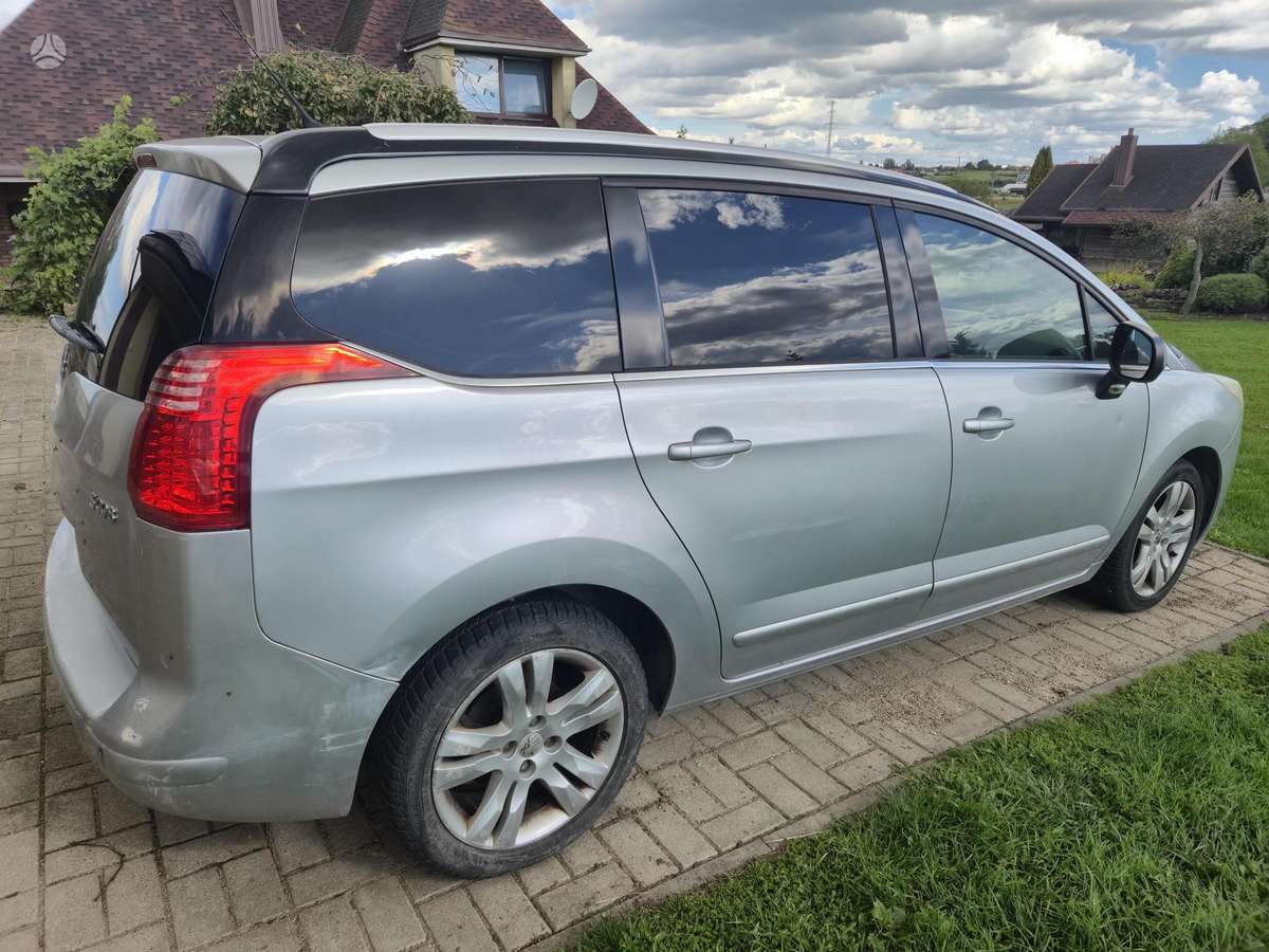 Peugeot 5008 2011 — rear view
