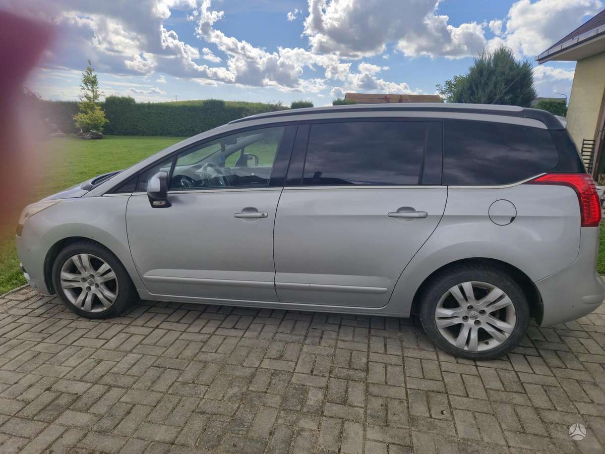 Peugeot 5008 2011 — interior