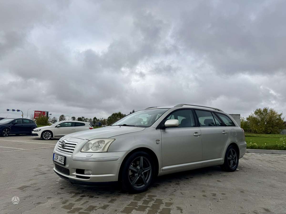 Toyota Avensis 2004 — вигляд ззаду
