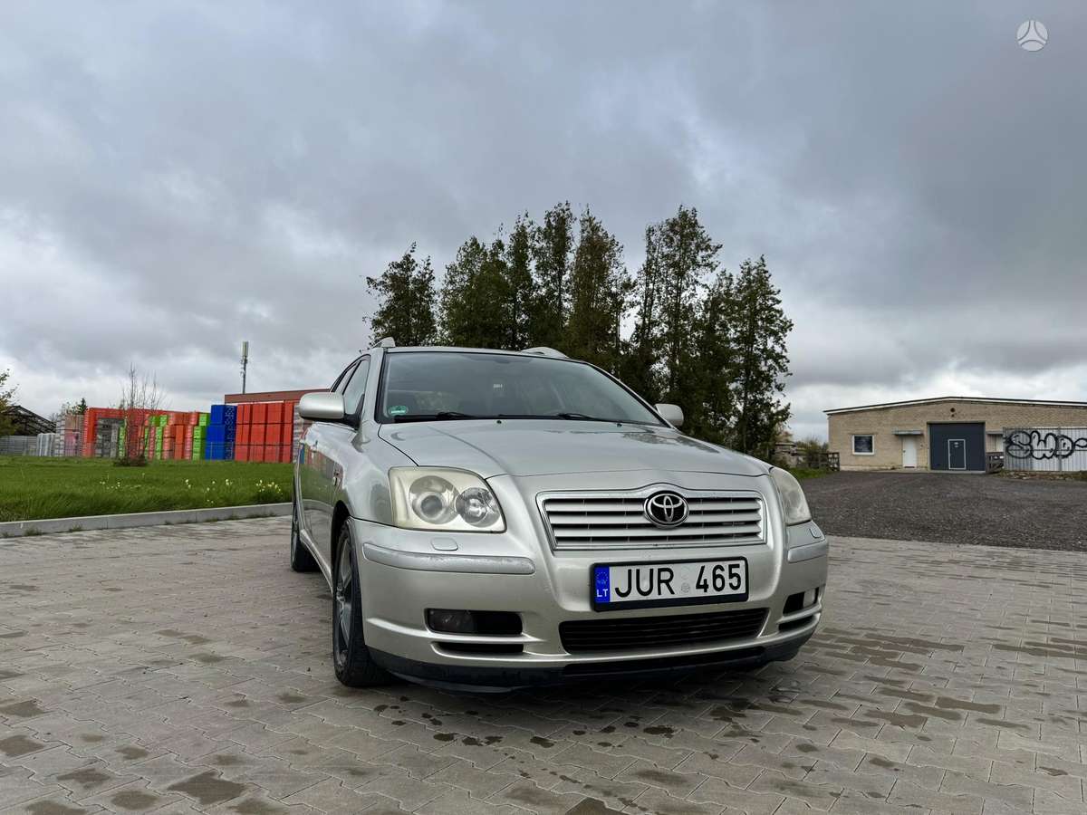Toyota Avensis 2004 — салон
