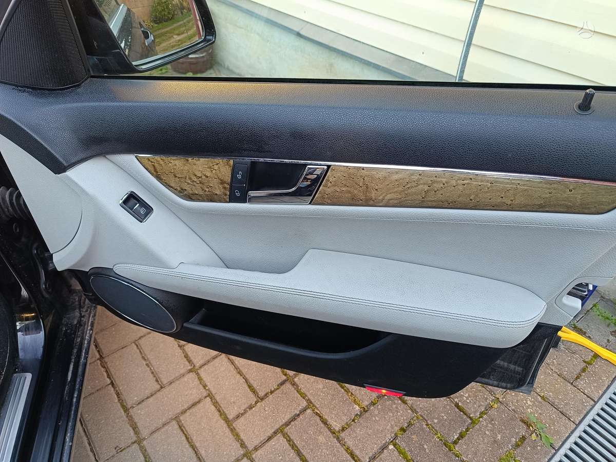 Mercedes-Benz C220 2009 — photo 10