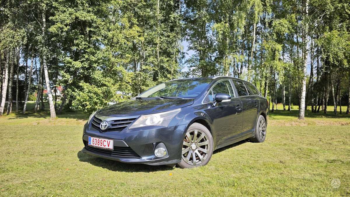 Toyota Avensis 2012 — rear view
