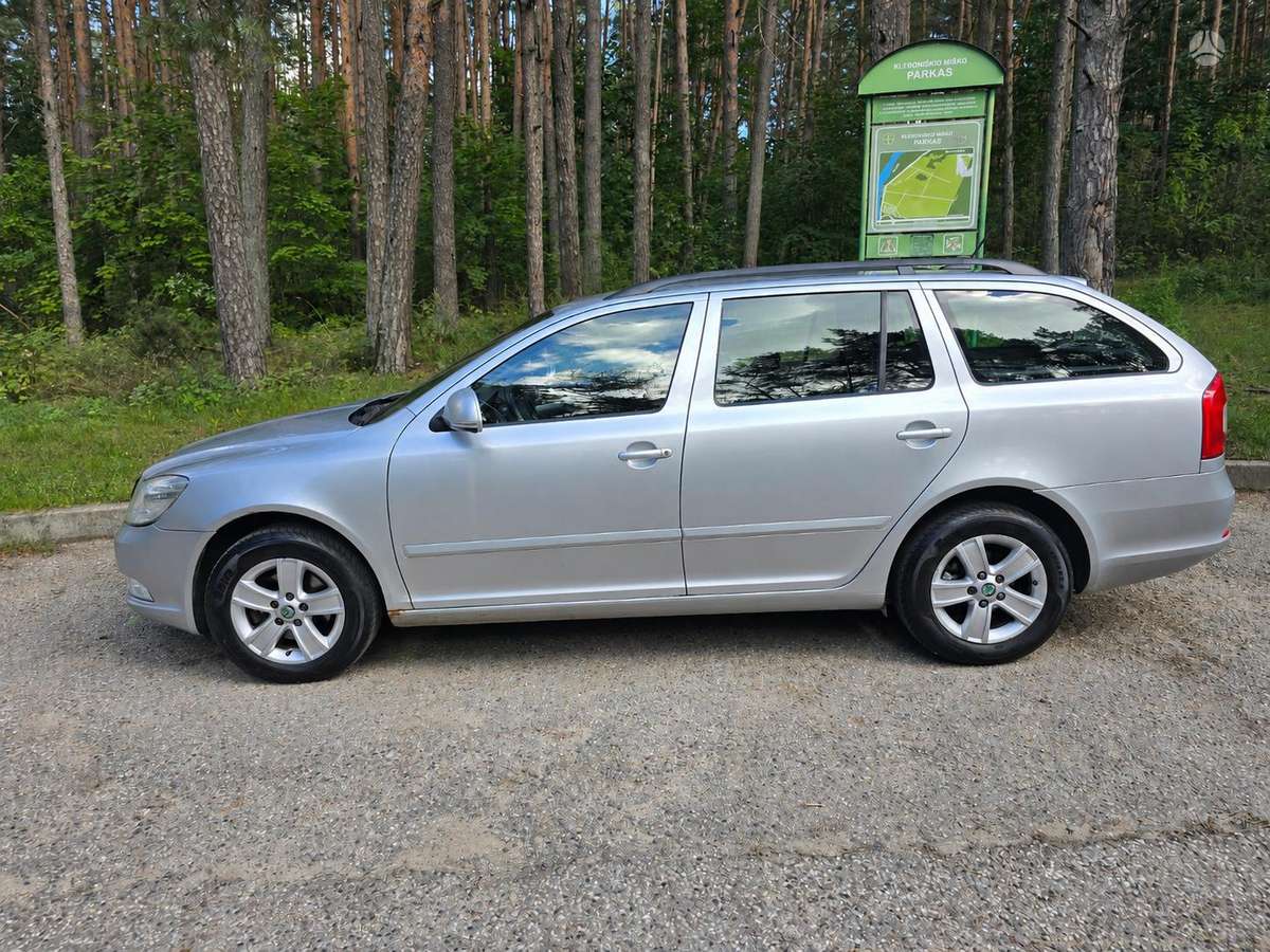 Skoda Octavia 2012 — rear view