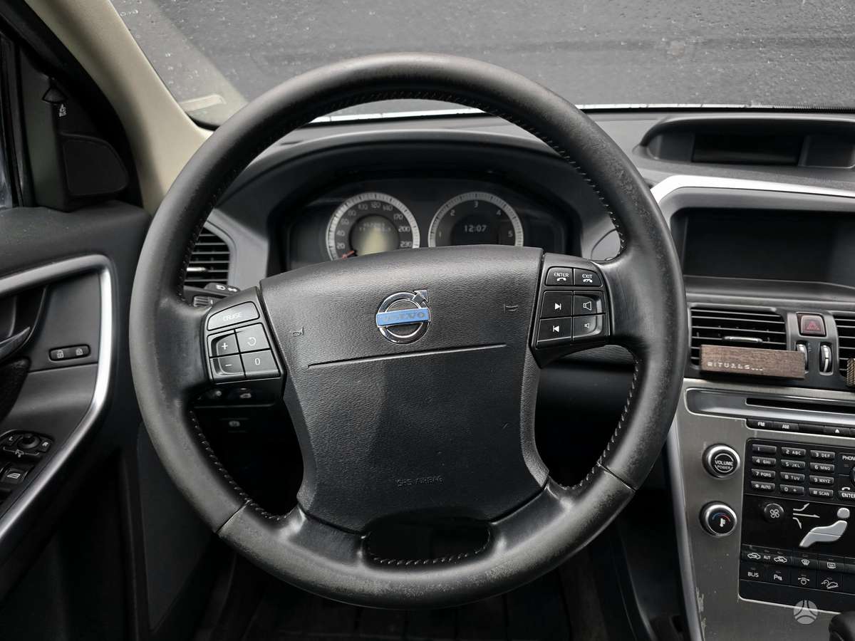 Volvo XC60 2009 — photo 28