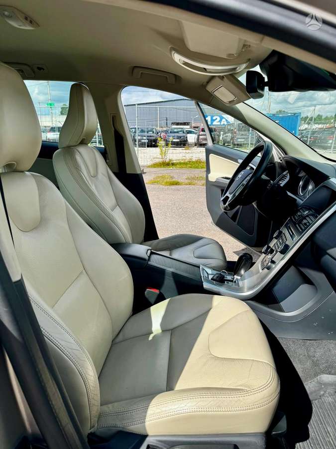 Volvo XC60 2012 — photo 11