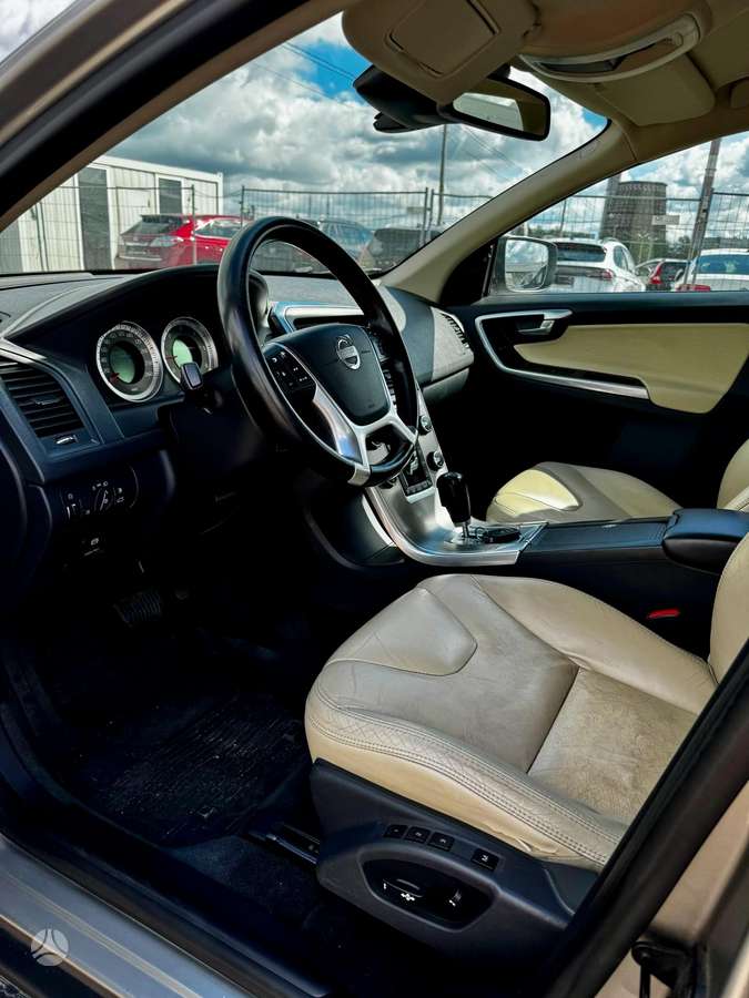 Volvo XC60 2012 — photo 12