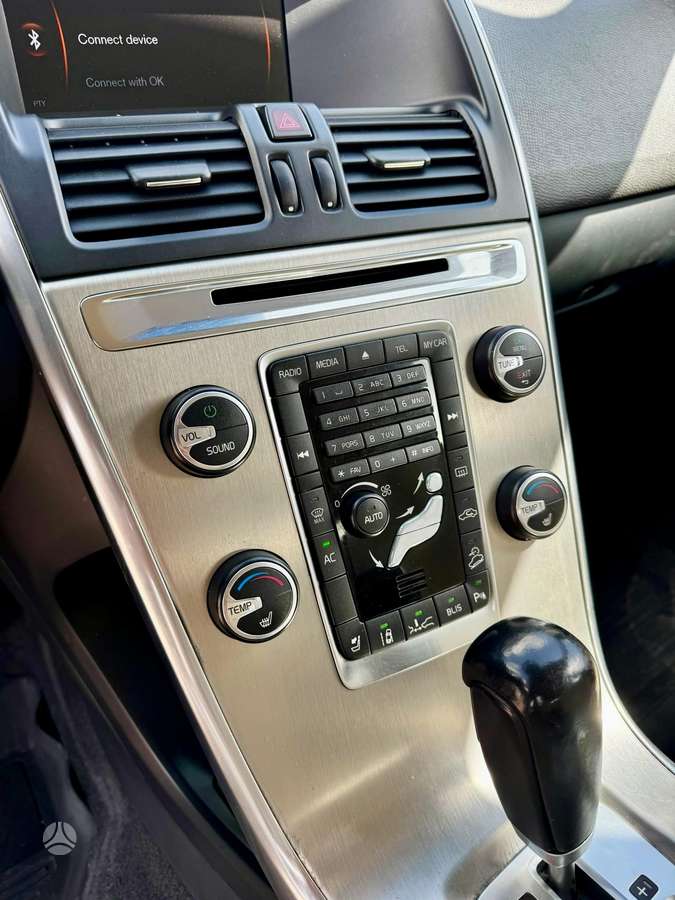 Volvo XC60 2012 — photo 8