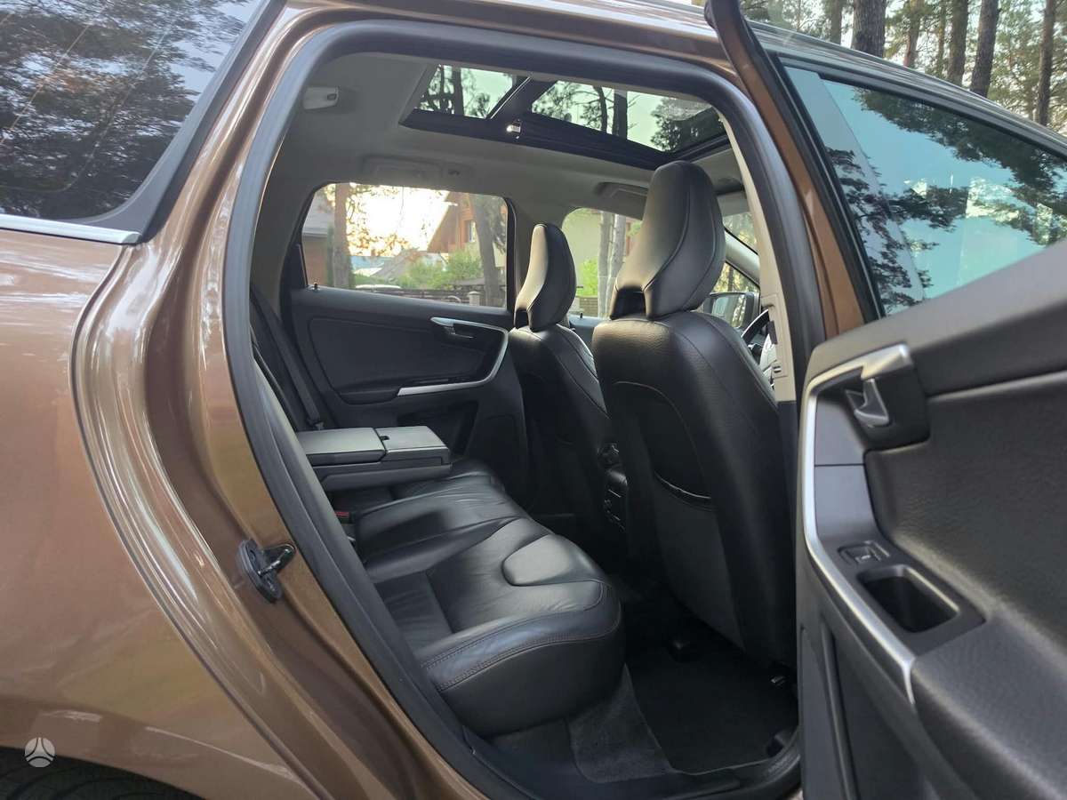 Volvo XC60 2010 — photo 11