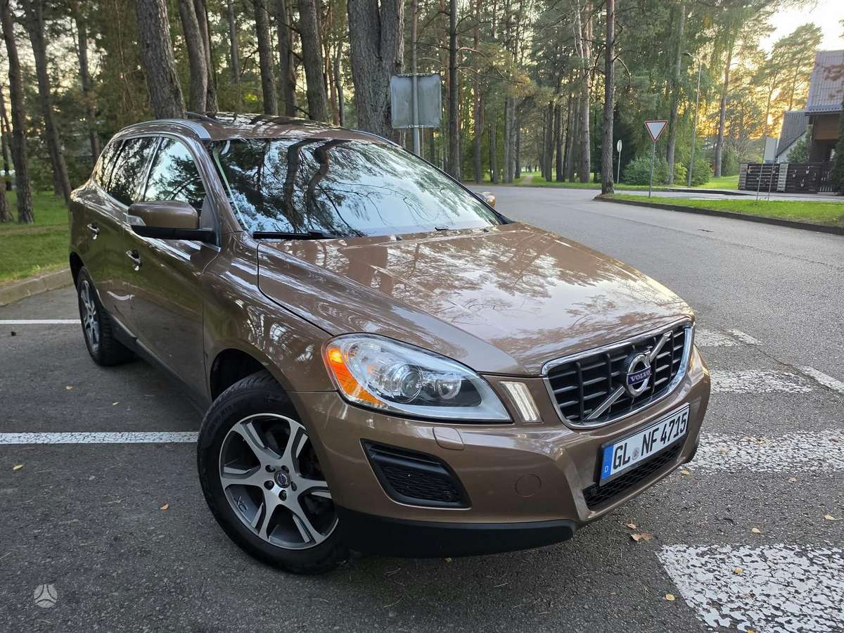 Volvo XC60 2010 — rear view