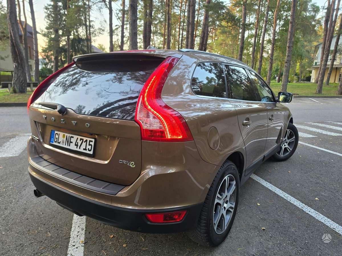 Volvo XC60 2010 — interior