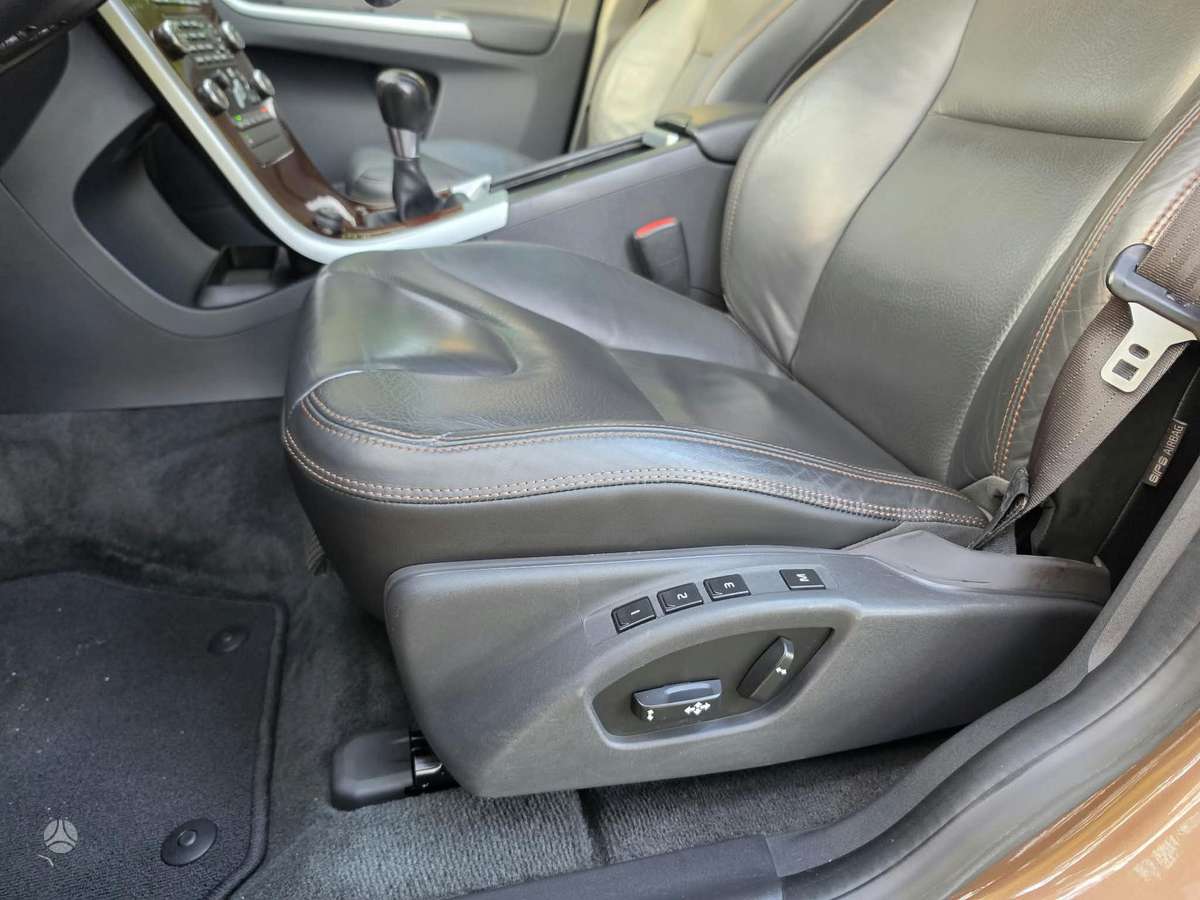 Volvo XC60 2010 — photo 7