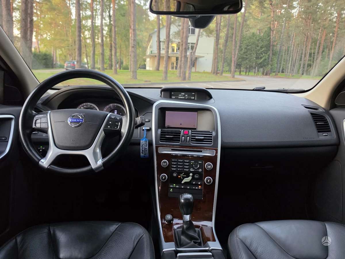 Volvo XC60 2010 — photo 8