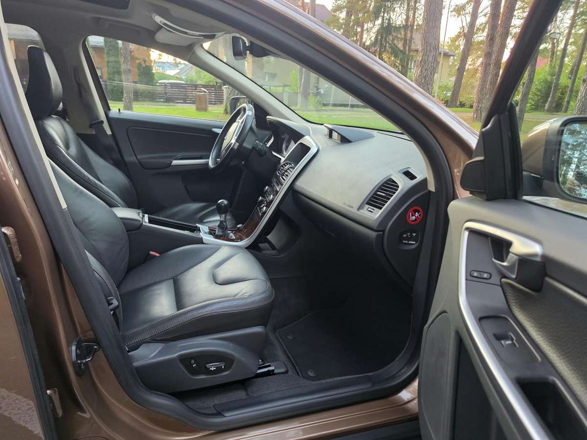 Volvo XC60 2010 — photo 9