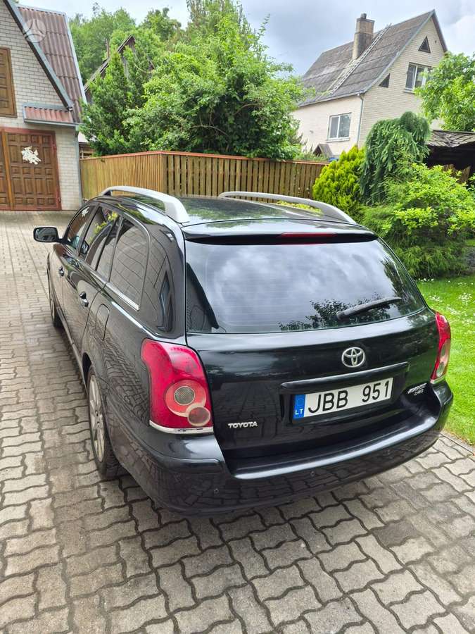 Toyota Avensis 2007 — салон
