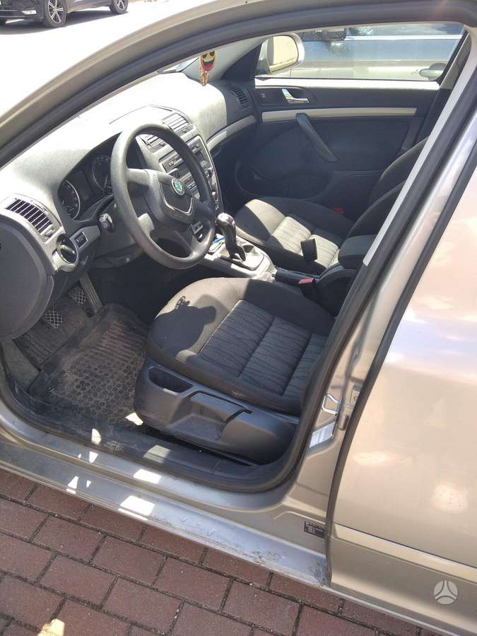 Skoda Octavia 2012 — engine 1598 cm³, 105 HP (77kW)