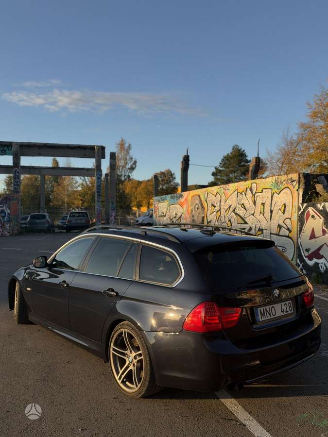BMW 325 2009 — вигляд ззаду