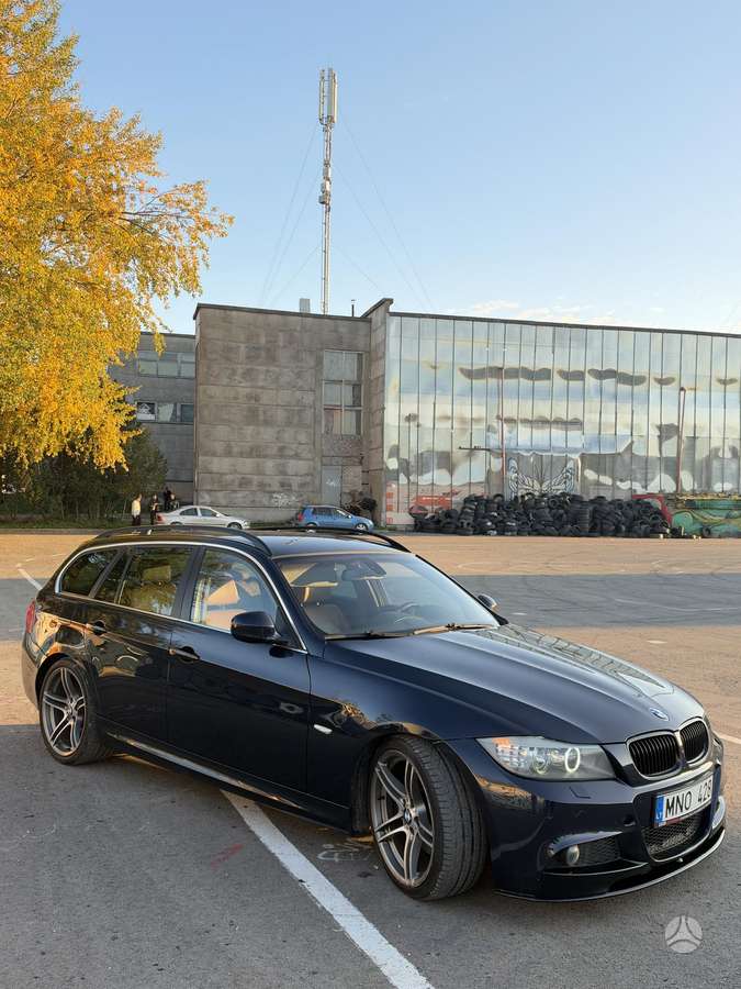 BMW 325 2009 — салон