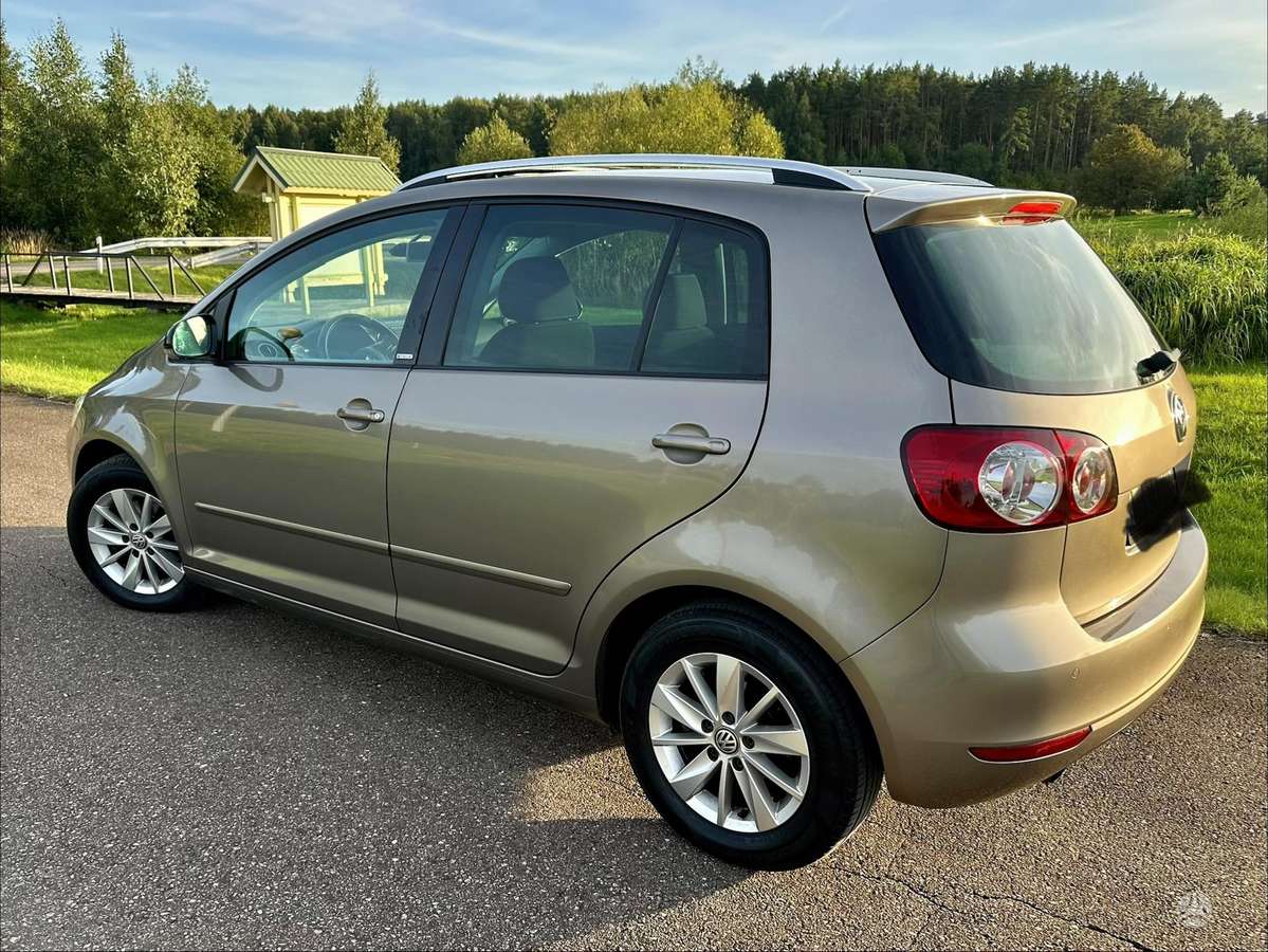 Volkswagen Golf 2012 — rear view