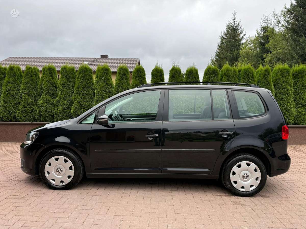 Volkswagen Touran 2012 — салон