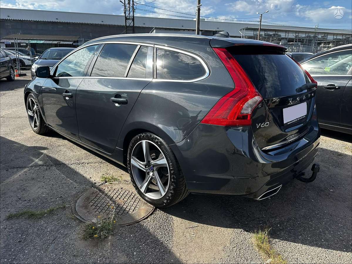 Volvo V60 2013 — двигун 2400 cm³, 215 HP (158kW)