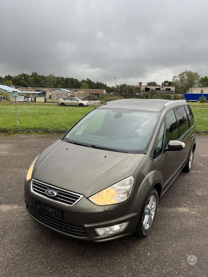 Ford Galaxy 2010 — rear view