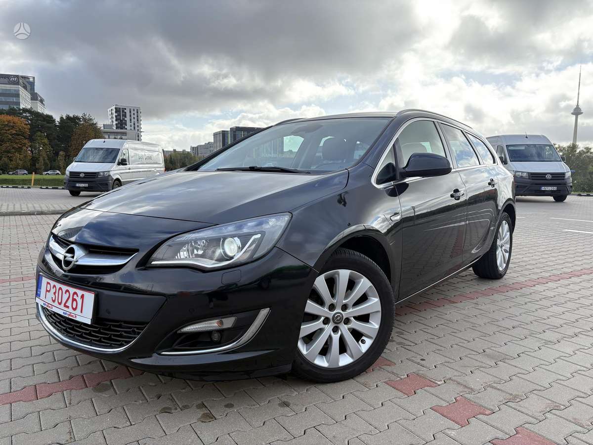 Opel Astra 2014 — вигляд ззаду