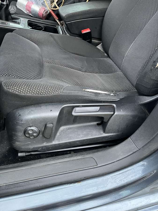 Volkswagen Passat 2010 — engine 1598 cm³, 105 HP (77kW)