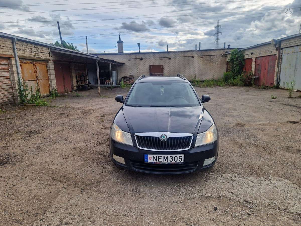 Skoda Octavia 2011 — rear view