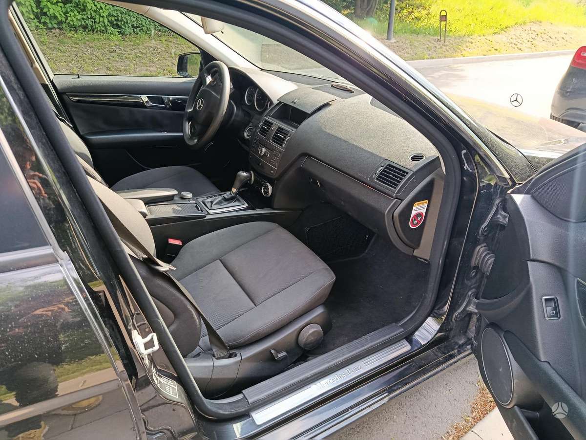 Mercedes-Benz C200 2010 — photo 7