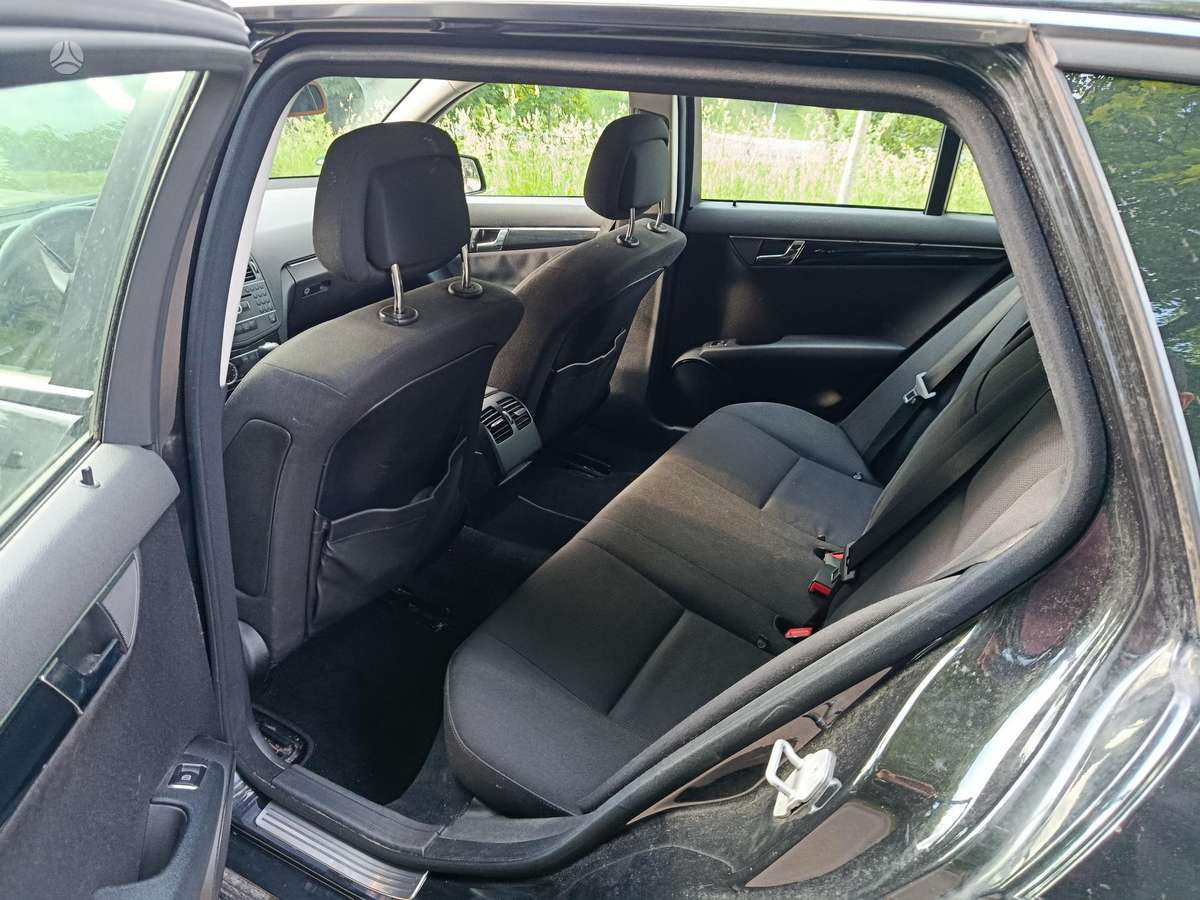 Mercedes-Benz C200 2010 — photo 9